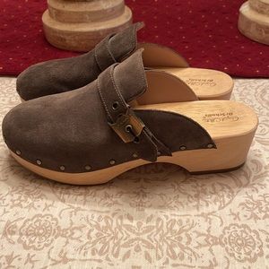 Dr Scholl’s light brown/tan suede clogs